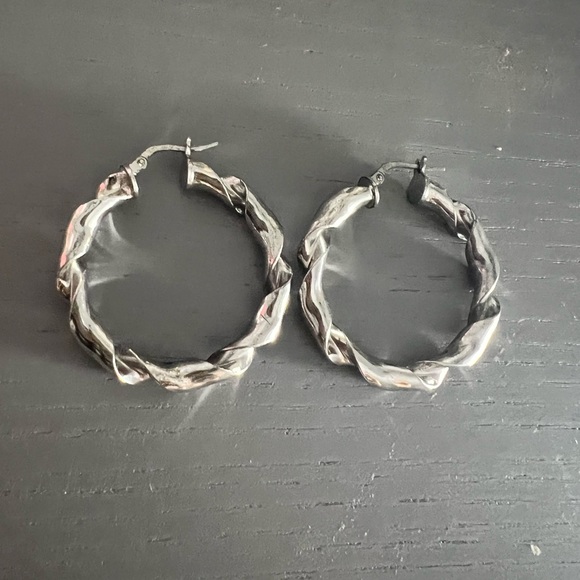 3cm long Brand New Beautiful and Twisted Silver Hoops! - Picture 2 of 2